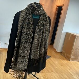 Elegant Black and Cream Scarf